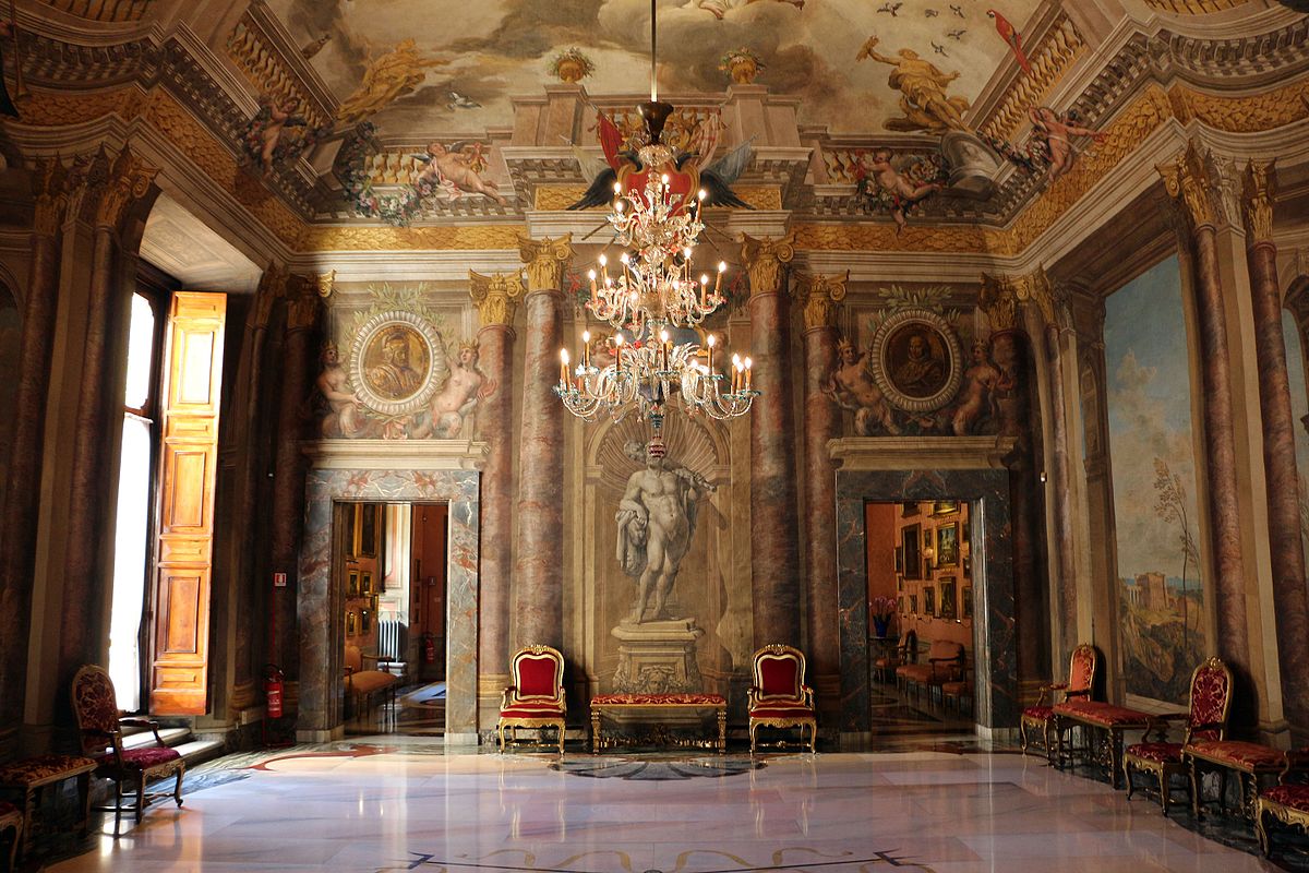Sala Martinho V no Palazzo Colonna com afrescos e lustre veneziano