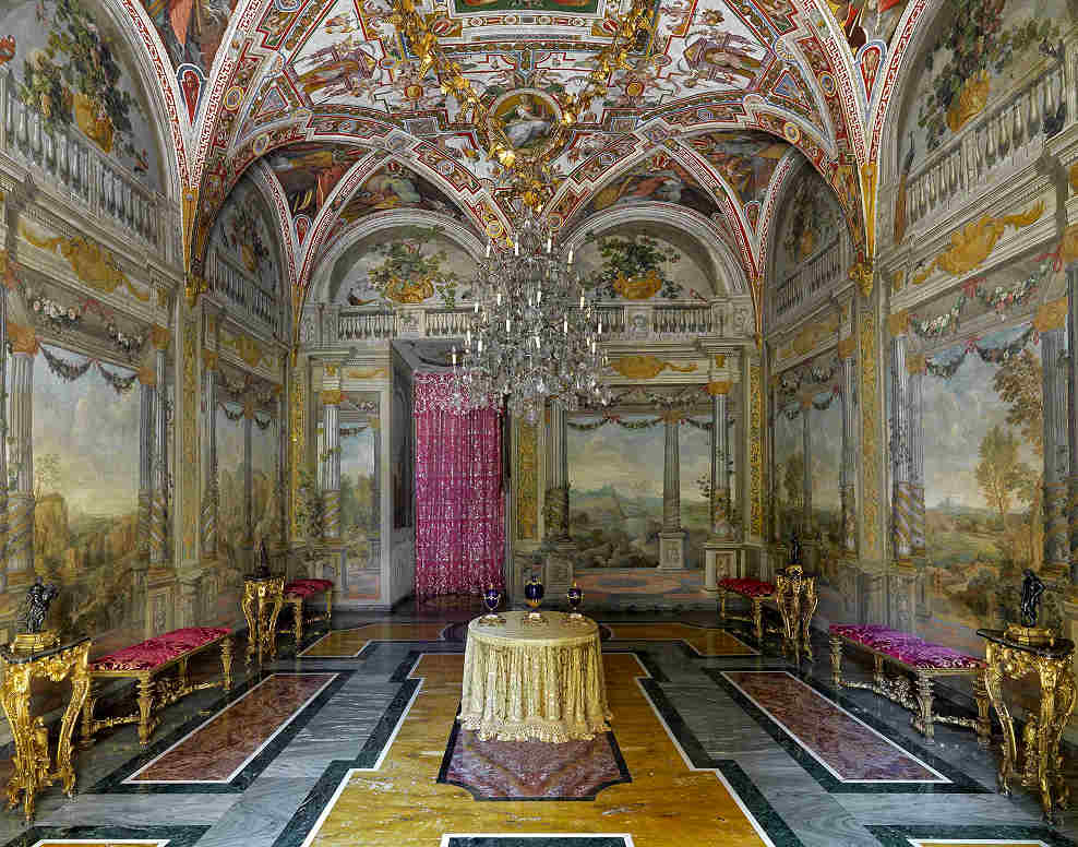 Sala das Paisagens no Palazzo Colonna com afrescos murais e lustre de cristal