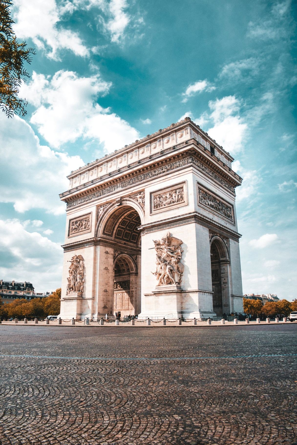 Arco do Triunfo em Paris com céu azul