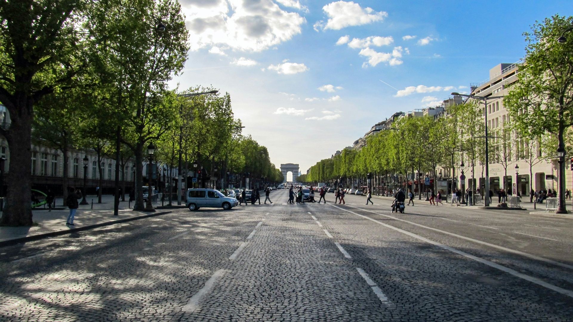 Avenida Champs-Élysées com vista para o Arco do Triunfo ao fundo