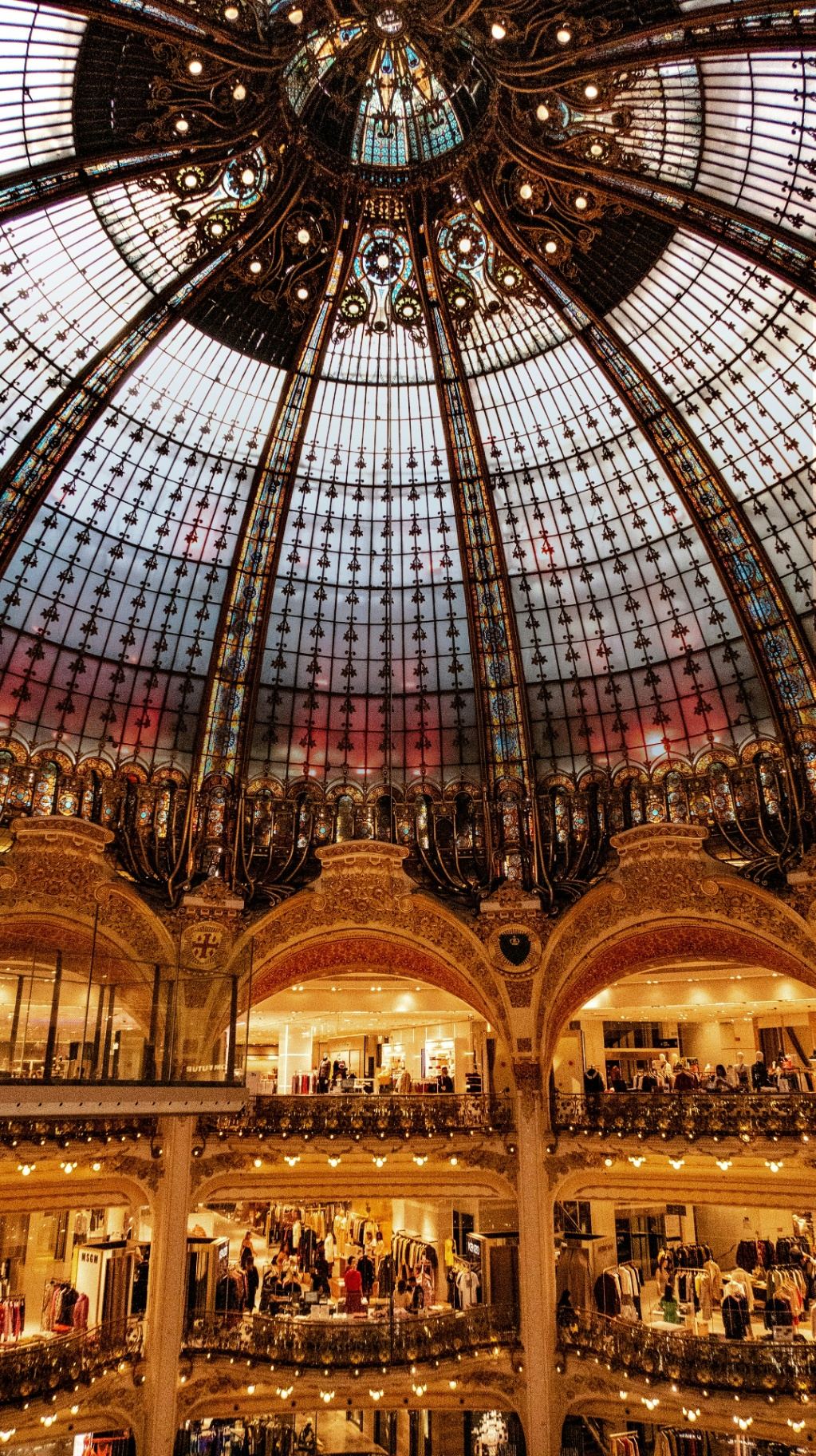 Cúpula art nouveau das Galeries Lafayette com vitrais coloridos