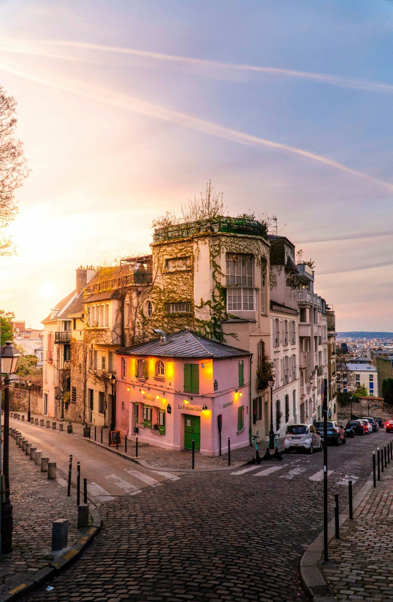 La Maison Rose no bairro de Montmartre ao pôr do sol