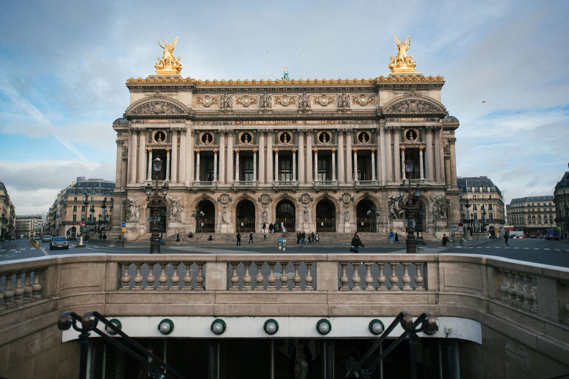 Fachada neoclássica da Ópera Garnier em Paris