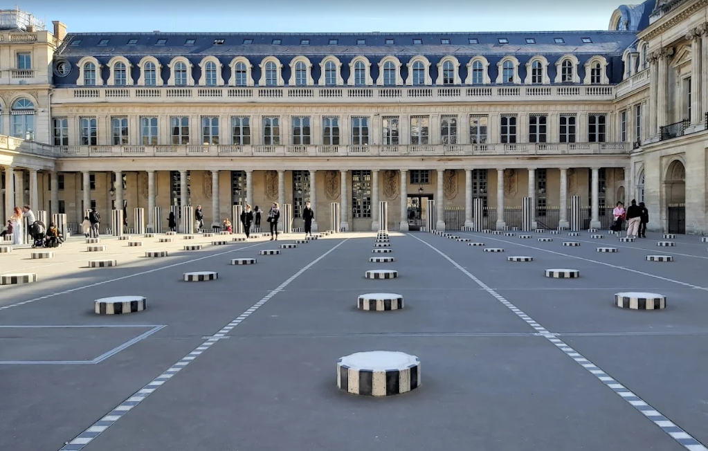 Colunas de Buren no pátio do Palais Royal em Paris