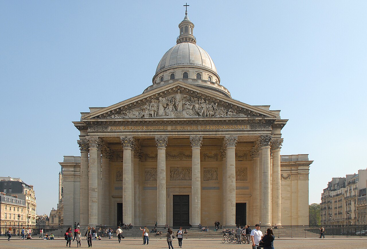 Fachada neoclássica do Panthéon de Paris sob céu azul