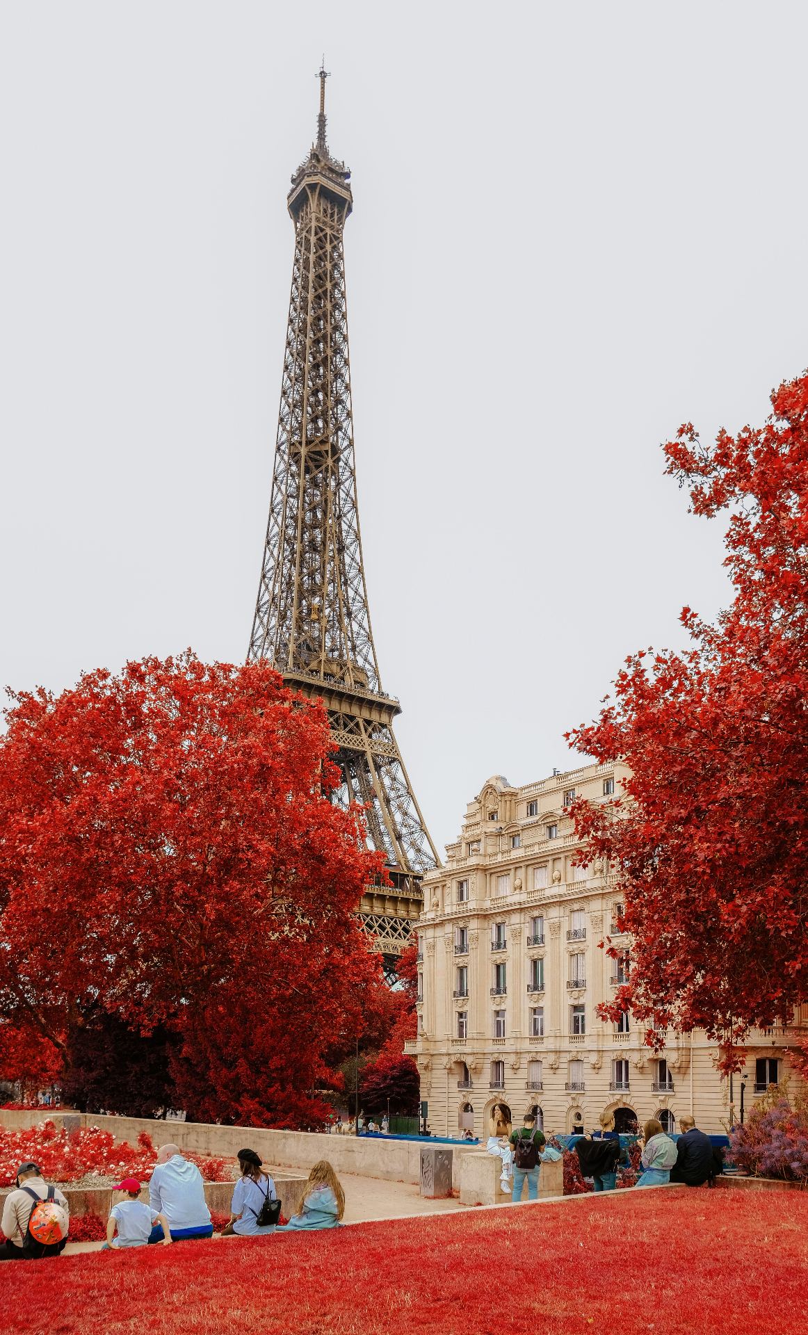 Paris no outono com folhagens vermelhas e douradas perto da Torre Eiffel