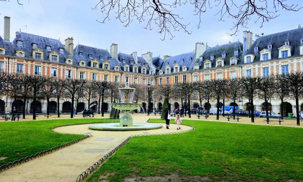 Place des Vosges com sua fonte central e edifícios simétricos ao fundo