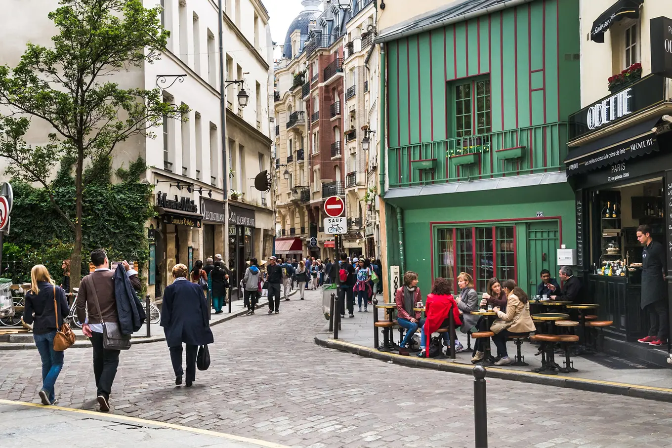 Ruas animadas do Quartier Latin com cafés e pedestres