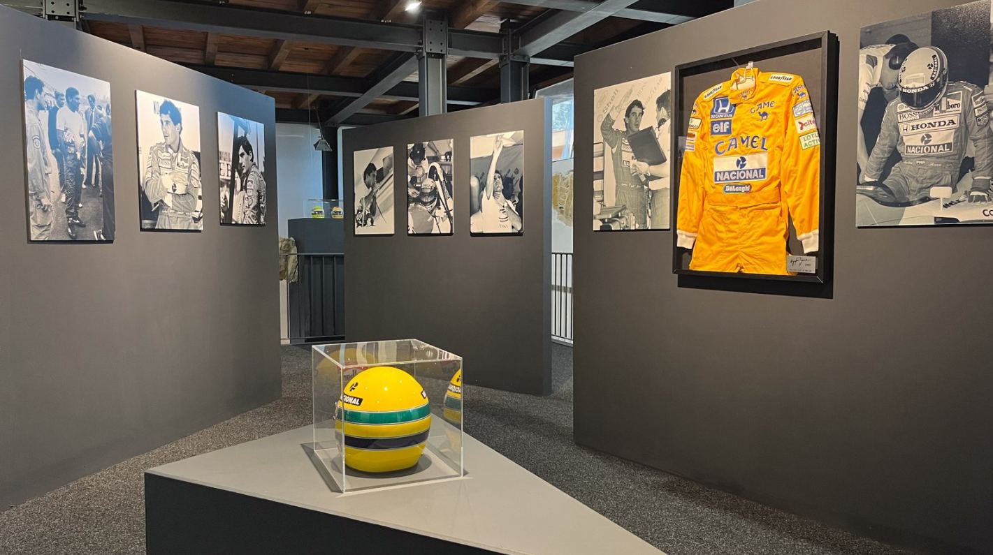 Capacete e macacão originais de Ayrton Senna em exposição