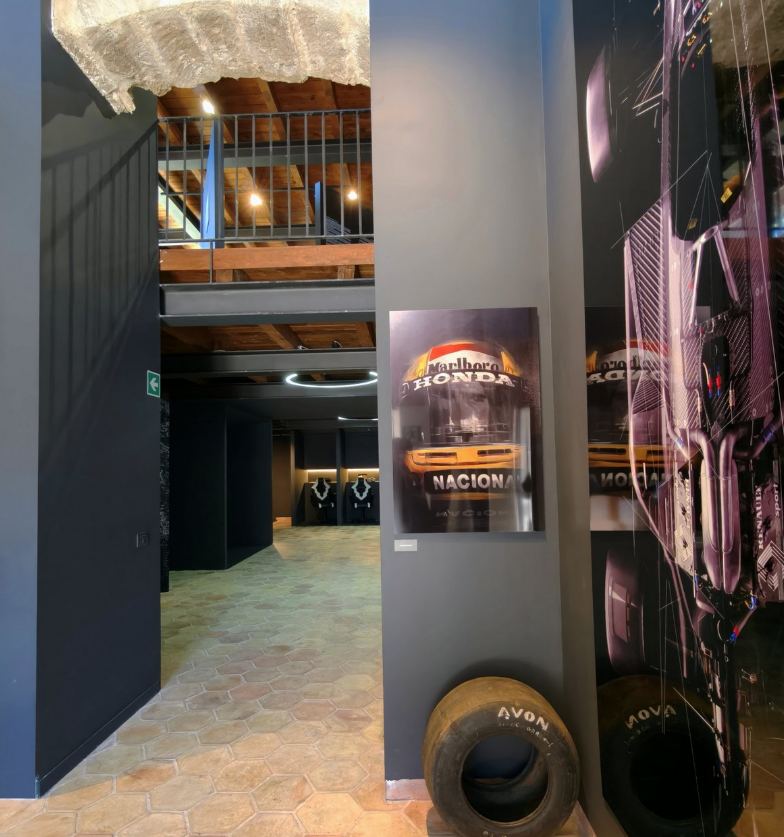 Interior do museu com pneus e fotos de Ayrton Senna