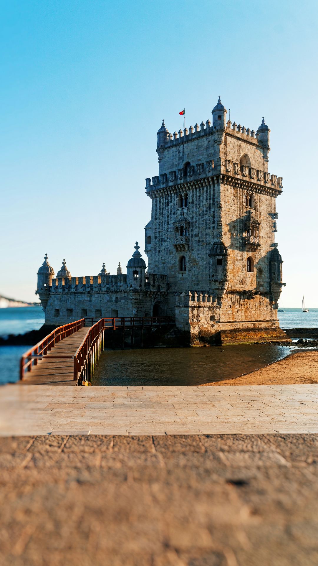 Torre de Belém vista da margem do Tejo