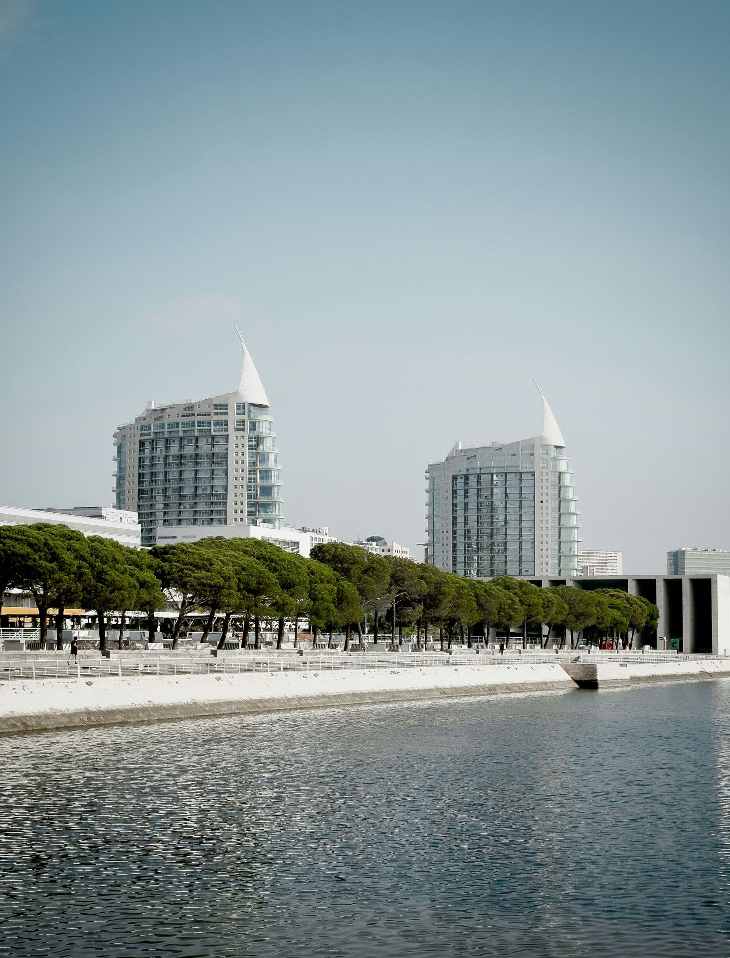 Parque das Nações com o Oceanário e a Gare do Oriente ao fundo