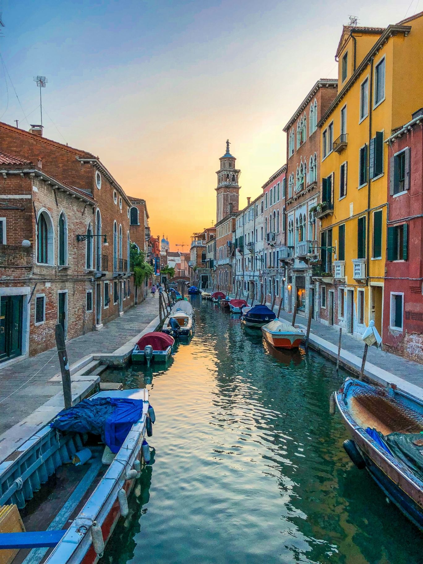 Canales de Venecia al atardecer