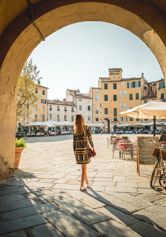 Vista aérea de Lucca com suas muralhas renascentistas circundando o centro histórico e a Torre Guinigi com árvores no topo