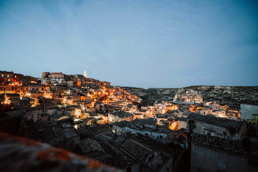 Vista panorâmica dos Sassi di Matera, cidade escavada na rocha calcária ao entardecer