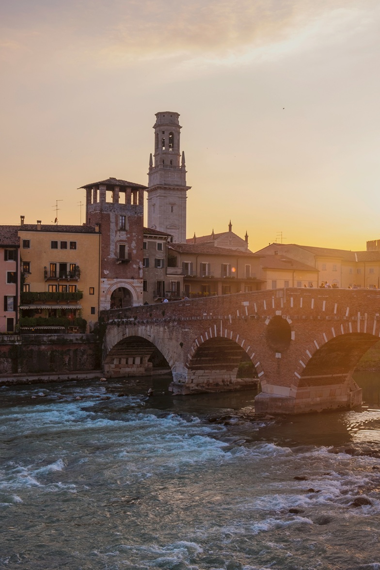 Vista panorâmica de Verona com a Ponte Pietra sobre o rio Adige e os telhados medievais do centro histórico