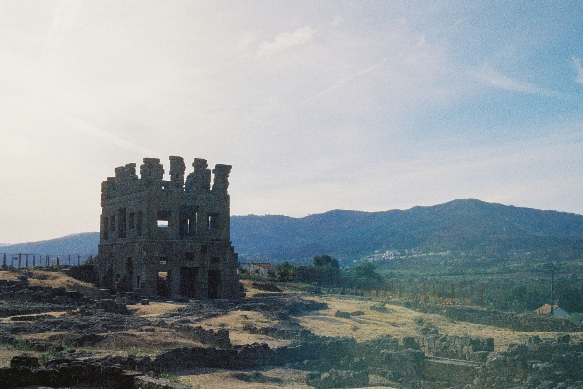 Torre Centum Cellas em Belmonte, monumento romano misterioso com montanhas ao fundo