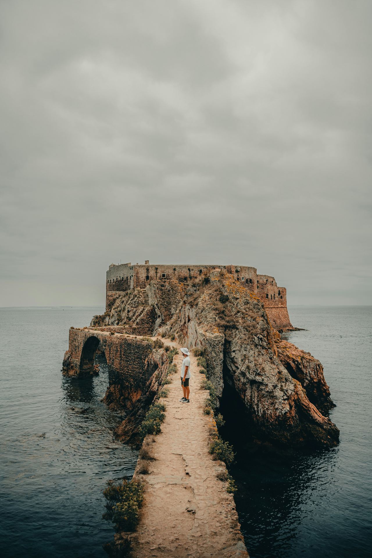 Forte de São João Baptista nas Ilhas Berlengas com passadiço sobre águas cristalinas