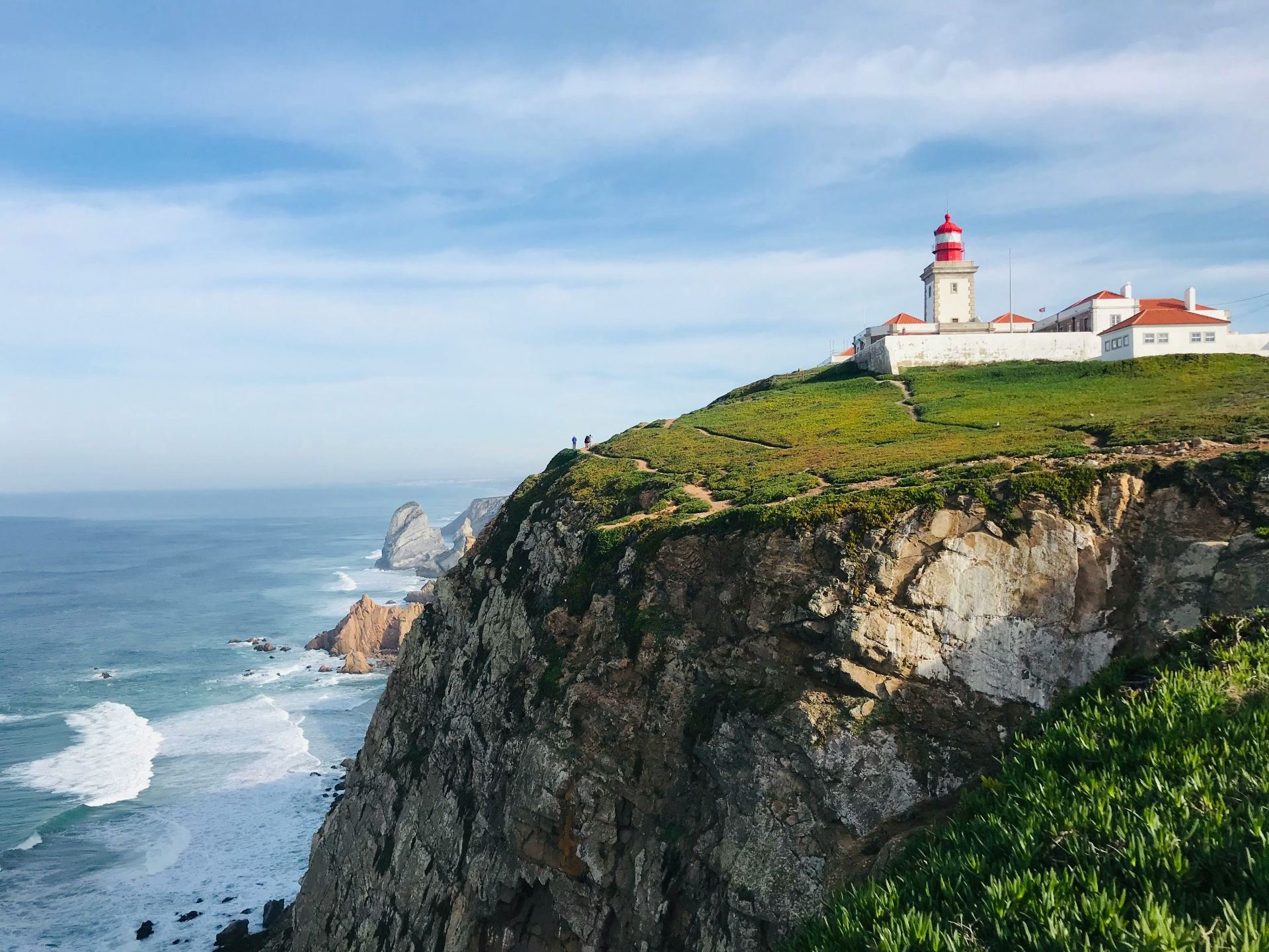 Farol do Cabo da Roca com falésias dramáticas sobre o Oceano Atlântico - o ponto mais ocidental da Europa continental