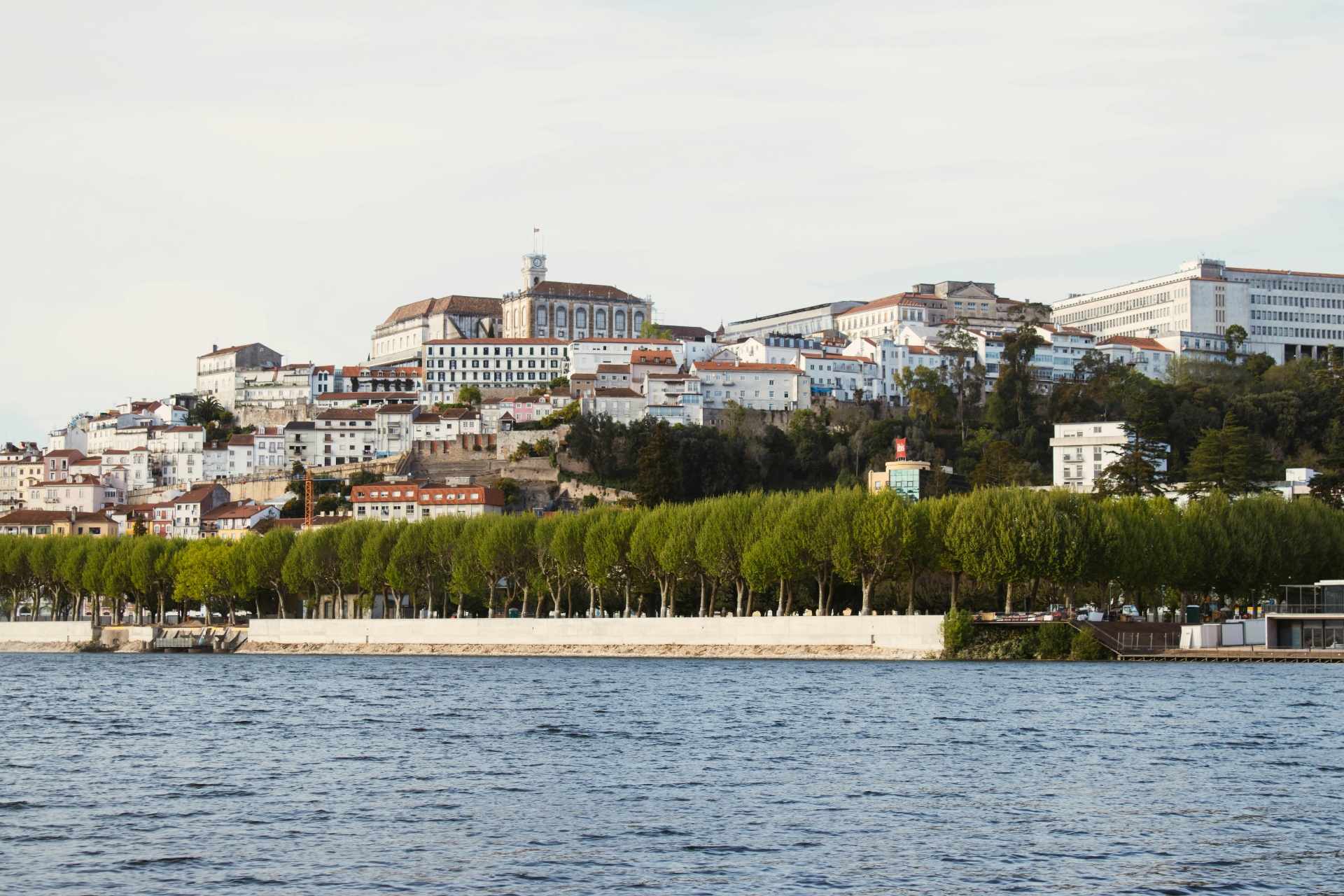 Vista panorâmica de Coimbra desde o Rio Mondego com a Universidade no topo