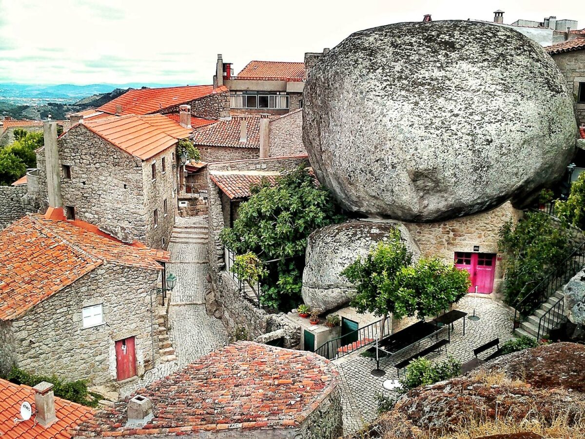 Aldeia de Monsanto com casas construídas entre enormes penedos de granito e ruas empedradas