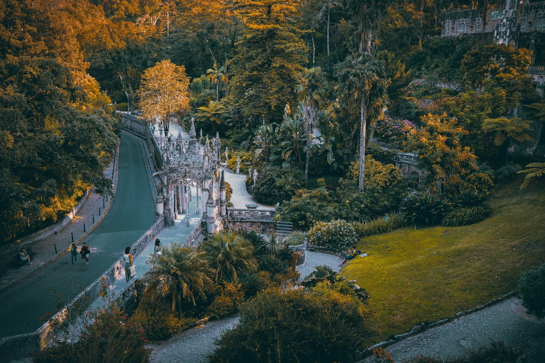 Jardins da Quinta da Regaleira em Sintra com torres góticas, vegetação exuberante e arquitetura neomanuelina