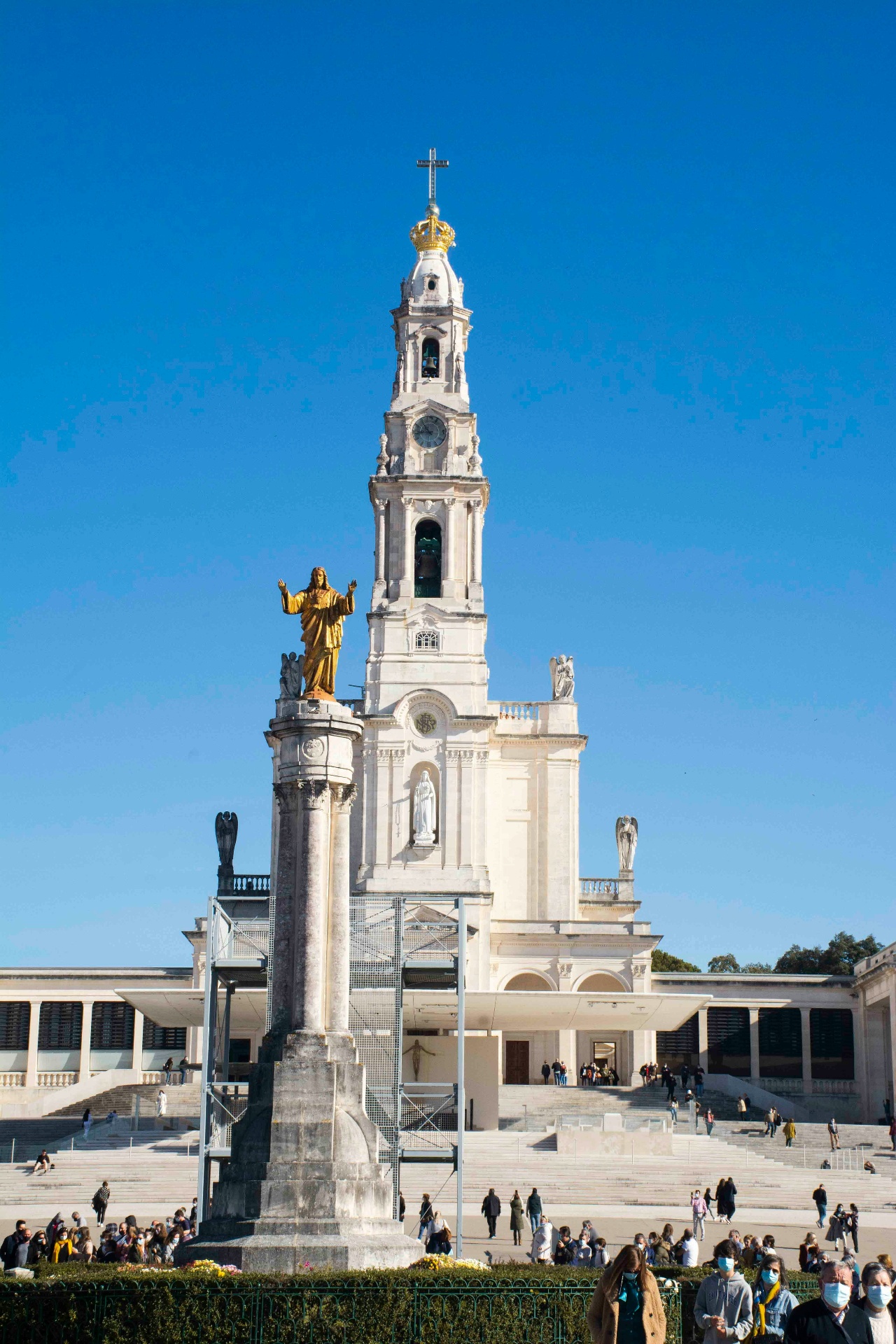 Basílica de Nossa Senhora do Rosário em Fátima com torre e estátua