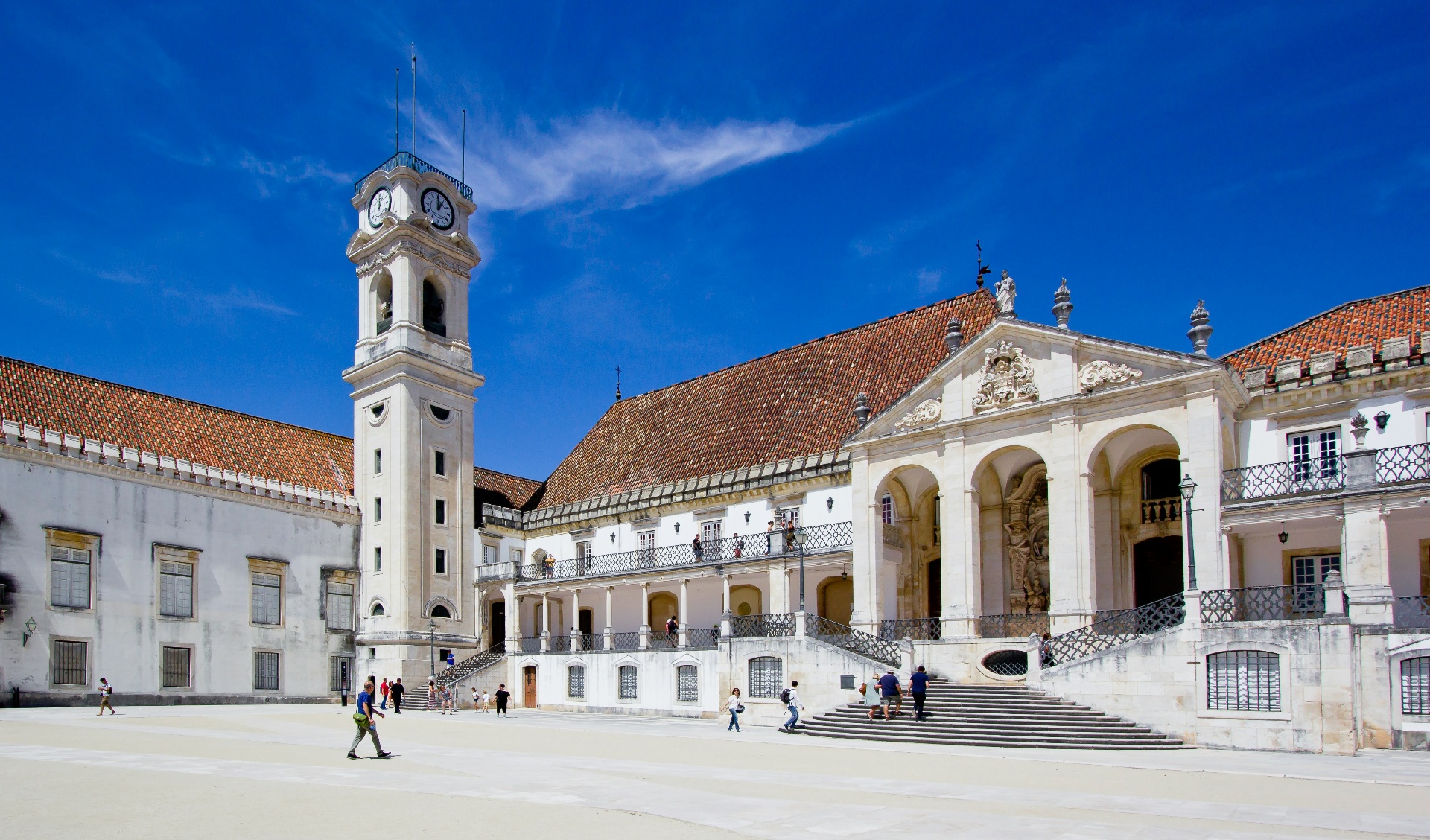 Pátio da Universidade de Coimbra com torre do relógio e fachada barroca